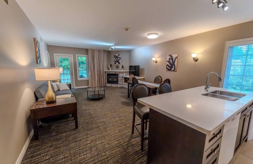 Oro-Medonte Apartment | King Bed+Pet Friendly+Hot Tub+Pool+BBQ