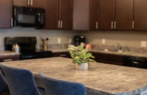 West Des Moines Apartment | King Bed Pool Access Garage Parking