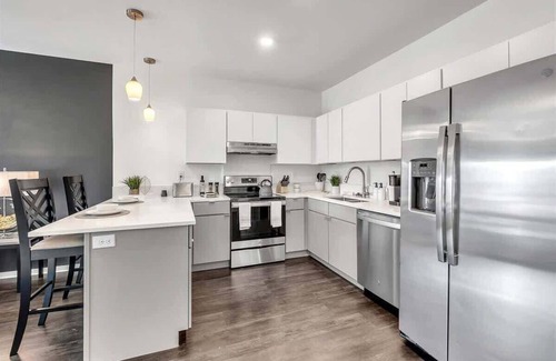 Bentonville Apartment | King Bed & Pool Fitness Center by LCP Collection