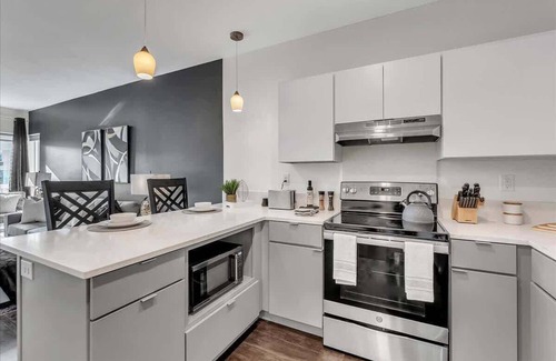 Bentonville Apartment | King Bed & Pool Fitness Center by LCP Collection