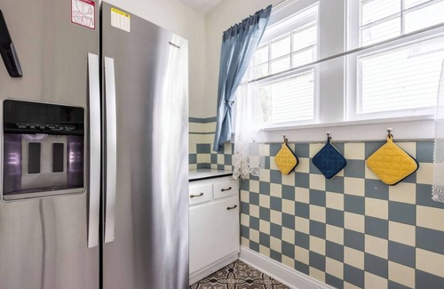 Cleveland House | King bed Private Backyard Soaking Tub Fast WiFi Optional Dual Monitor Work Setup Hulu Streaming Near Lake Erie & Cleveland
