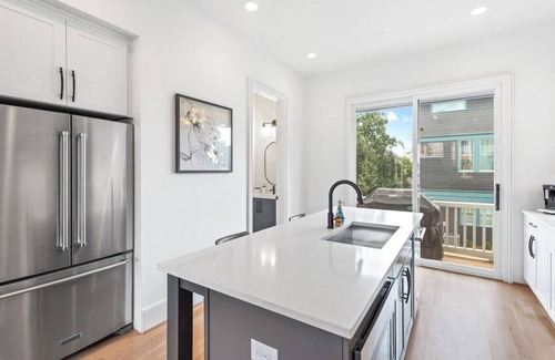 Summerhill House | King Bed | Private Garage |Your Summerhill Escape