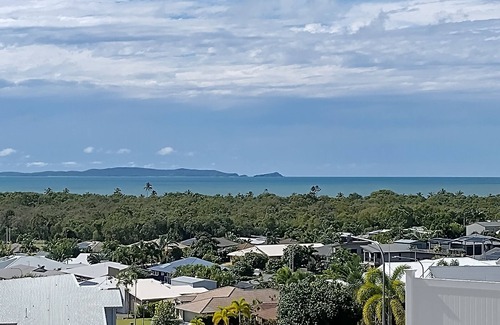 Taroomball Apartment | King bed, Recliner and Private. 1.4km to Lammermoor beach. AC and Starlink wifi