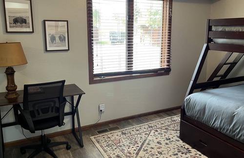 Mammoth Lakes House | King Bed - Renovated Cozy Meadowridge Cabin close to Eagle