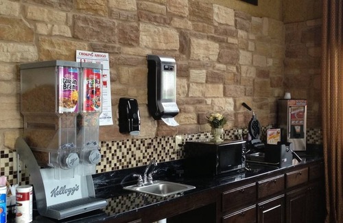 Fort Worth Hotel | King Bed, Scottish Inns, Comfy Workspace, Free Parking, close to Sundance Square