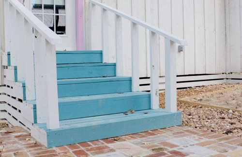 Kennard House | KING BED, SCREENED IN PORCH, KITCHEN, SHOWER, WIFI, ROKU, NEAR RATCLIFF LAKE