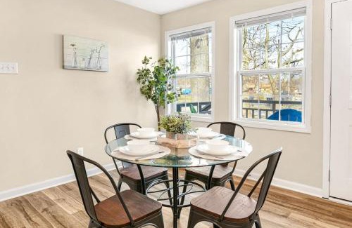 Warsaw Apartment | King Bed Suite, Chef's Kitchen, Fast Internet