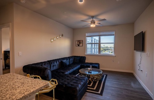Spring Branch East Apartment | King Bed Suite Free Netflix/Parking