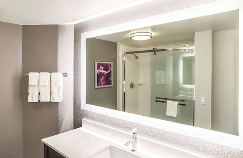 Woodlands Village Hotel | King Bed Suite, La Quinta Inn, Poolside Loungers, near Flagstaff Grand Canyon