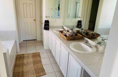 Stetson Hills Apartment | King Bed Suite! Pike Peak Views! Private Entrance.