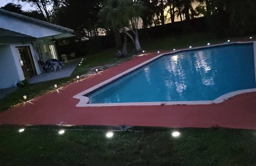 Tamarac House | KING BED SUITE w. Large Backyard, 2 LVRMs & 2 FLs