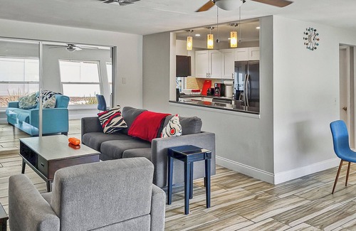 New Port Richey House | King Bed w/Bath Ensuite&Queen 2/2/1—2 Living Spaces—Kitchen+4RokuTVs+W/D+Patio