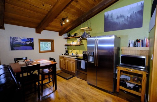 Back Loop Apartment | King bed w/full kitchen - Free Tram Tickets
