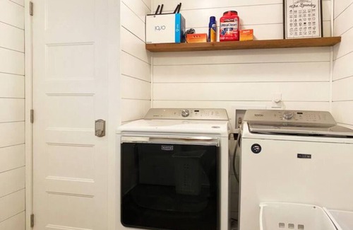 Roswell Apartment | KING bed + walk to food & nature. Long-Term Okay!