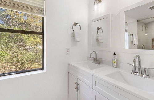 Wimberley Hotel | King Bed with Resort Pool and Firepit! Minutes from Downtown