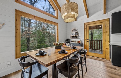 Gatlinburg - Pigeon Forge Cabin | King Beds, Dog Friendly, Private Hot Tub, Bunks