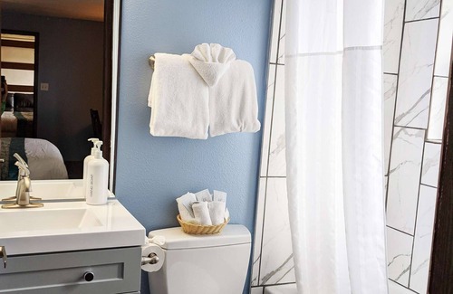 Ocean Shores Hotel | King Beds, Full Kitchen, Private Pool Table, 8 min walk to Beach, Pet Friendly