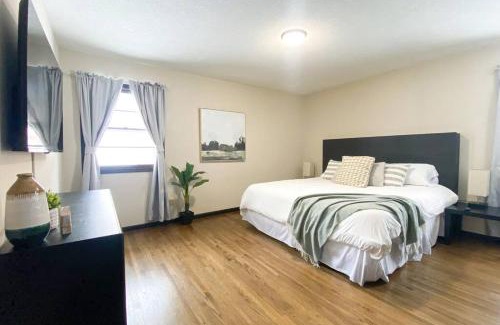 Burnsville House | King Beds, Sleeps 11, *Entertainment Included!*