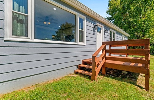 Russell House | King Beds, Smart TVs, and Open Layout – Perfect for Families & Business Trips