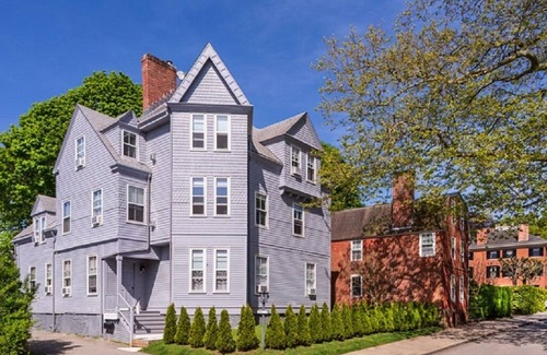 Historic Hill Apartment | King BR, Open Concept, A/C, Wi-Fi, Parking, Fireplace, 2 blocks to Thames
