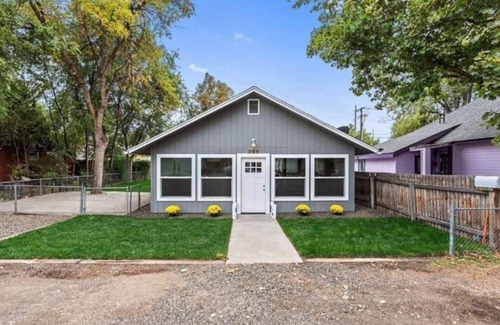 Meridian House | King Cottage in downtown Meridian
