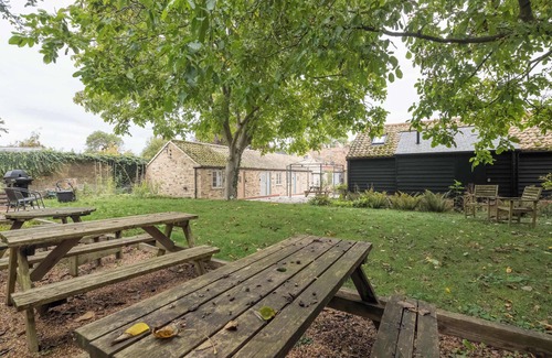 Cambridge Apartment | King Deluxe Ensuite with Shower-Bath and Courtyard View - Fawcett