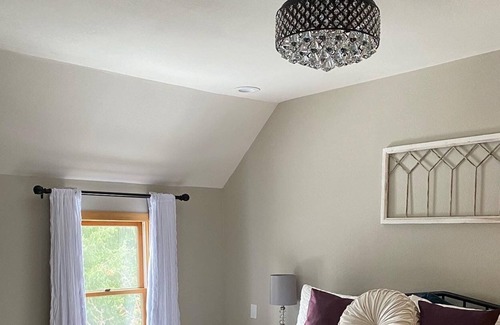 Roslyn House | King Ensuite with Bath, Mountain View