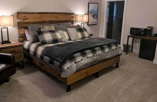 Tamarack Resort Apartment | King Guest Suite with Private Bath