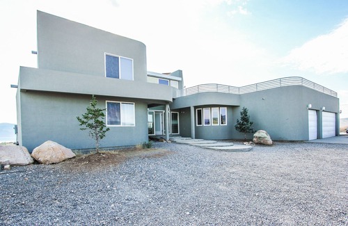 Garden House | King Of The Mountain, Panoramic View, allows UP TO 40 Guests Completely Seclude