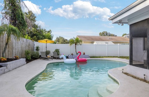 Walsingham House | King, Pool Garage Parking Full Kitchen 500Mbps 4 TVs W/D Pets Fenced Yard