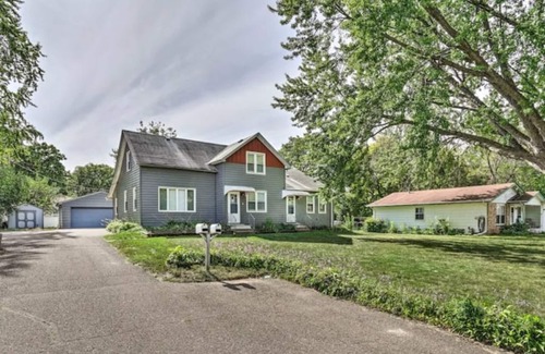 West St. Paul House | King & queen beds with spacious private backyard!