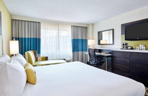 Third Ward House | King Room at a 4⭐️ Hotel