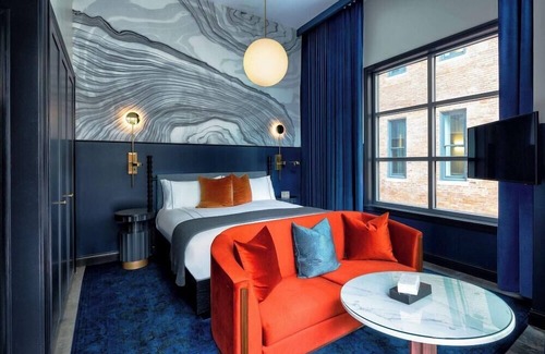 Downtown Nashville Hotel | King Room at a 4⭐️ Hotel