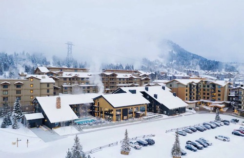 Teton Village Hotel | King Room, Gravity Haus, Mountain View, Ski Access, Village Charm