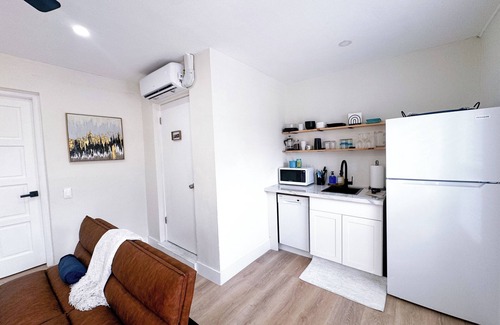 Oakland Park House | King’s 1BR Cove @ Blue Lizard – Adults ONLY