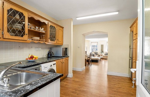 Clifden Ski Chalet | King's Apartment based in clifden town
