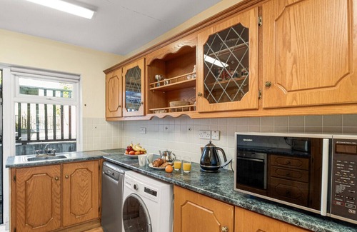 Clifden Ski Chalet | King's Apartment based in clifden town