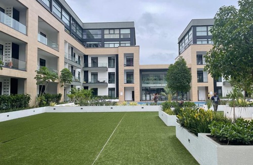 Cantonments Apartment | King Size Bed & 129 Mb Data Speed 1BR en suite with pool at Embassy Gardens, Cantonment, Accra