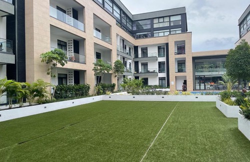 Cantonments Apartment | King Size Bed & 129 Mb Data Speed 1BR en suite with pool at Embassy Gardens, Cantonment, Accra