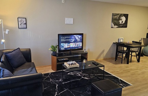 Rasta Apartment | King Size bed plus 4beds with free parking indoor.