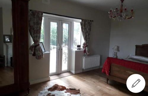 Kilkenny House | King Size Bed, Private Parking, Centrally Located