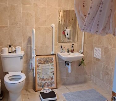 Kilkenny House | King Size Bed, Private Parking, Centrally Located
