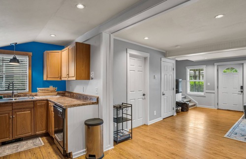 Carlisle House | King Size Beds! Close to Carlisle Fairgrounds! Private Deck!