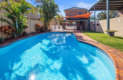 Coffs Harbour Hotel | King-Size Comfort Deluxe Room with A/C & Ensuite welcoming Coffs Harbour