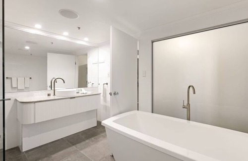 Spring Hill Hotel | King Sized Suite @ Higher Floors Beautiful View CBD Brisbane