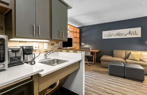 Gateway Apartment | King Studio - Pool! - Pet Friendly units!