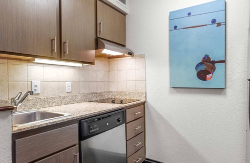 Gateway Apartment | King Studio & Pullout - Domain Area with a pool!