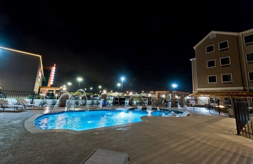 Humble Apartment | King Studio with Gym + Seasonal Pool Access | Free Daily Breakfast!