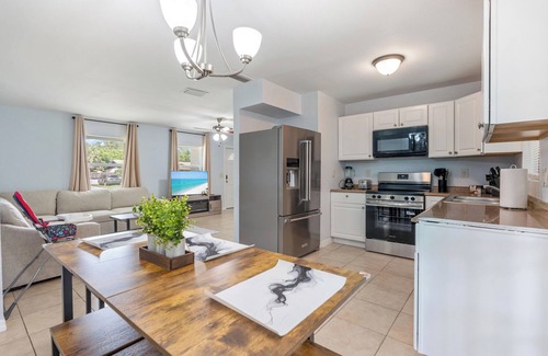 Bearss Plaza Apartment | King-Style Retreat · 4 BR · Family Friendly