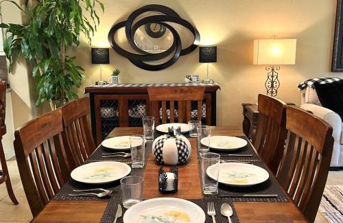 College Station House | King Suite, 2 Bed 2 Bath, Sleeps 6